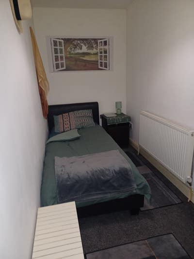 Single bedroom in furnished house Main Photo