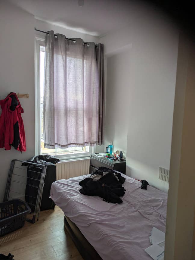 Lovely room shared in a 1 bed flat with 1 male.... Main Photo