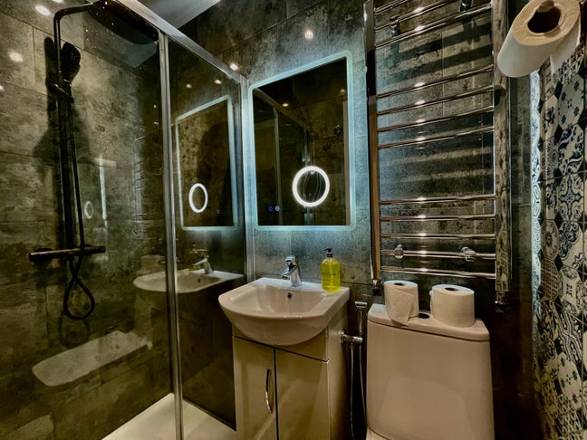 Luxe En-suite double room - Walk to two Stations  Main Photo