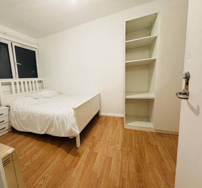 Bright Room Available in 5-Person Shared Flat Main Photo