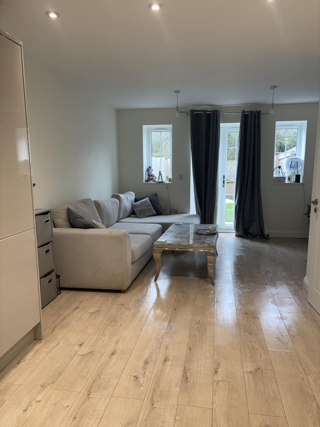 Double room in shared bath townhouse  Main Photo