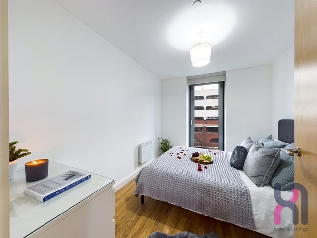 Room with Stunning City View Main Photo