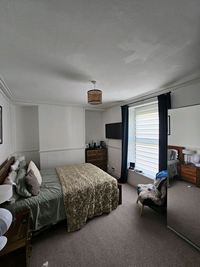 Rare Find - Large King Sized Bedroom within 3 Bed Main Photo