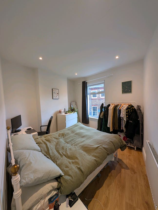 Bright double room in spacious Tooting flat Main Photo