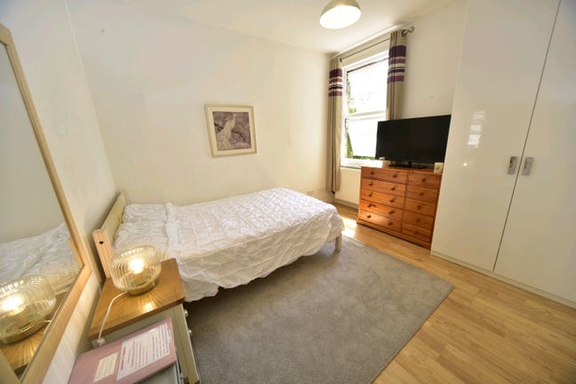 Quiet Double Room No Deposit Short walk to town  Main Photo