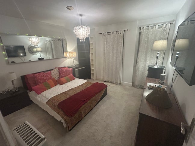 Spacious double bedroom with own bathroom  Main Photo