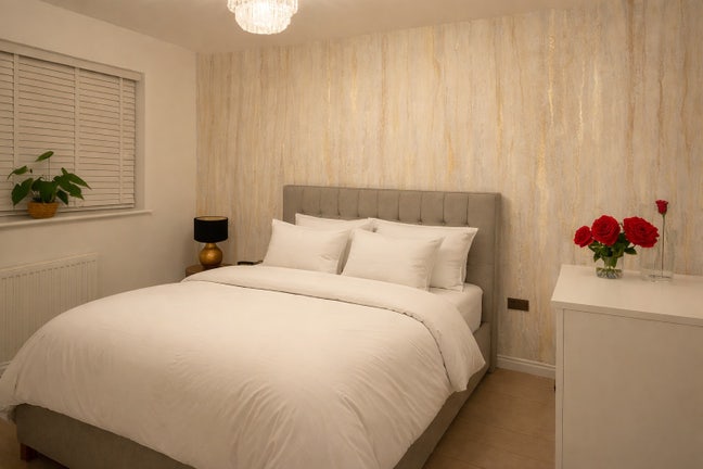 Clean house close to train station Main Photo