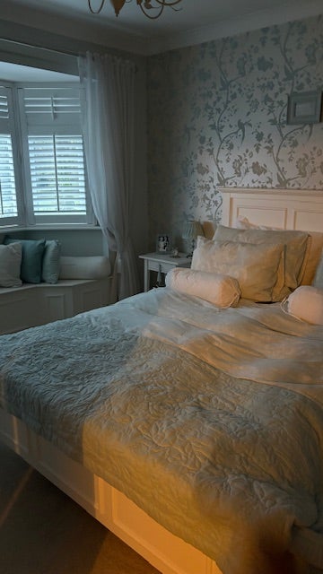 Double Bedroom with own bathroom located near town Main Photo