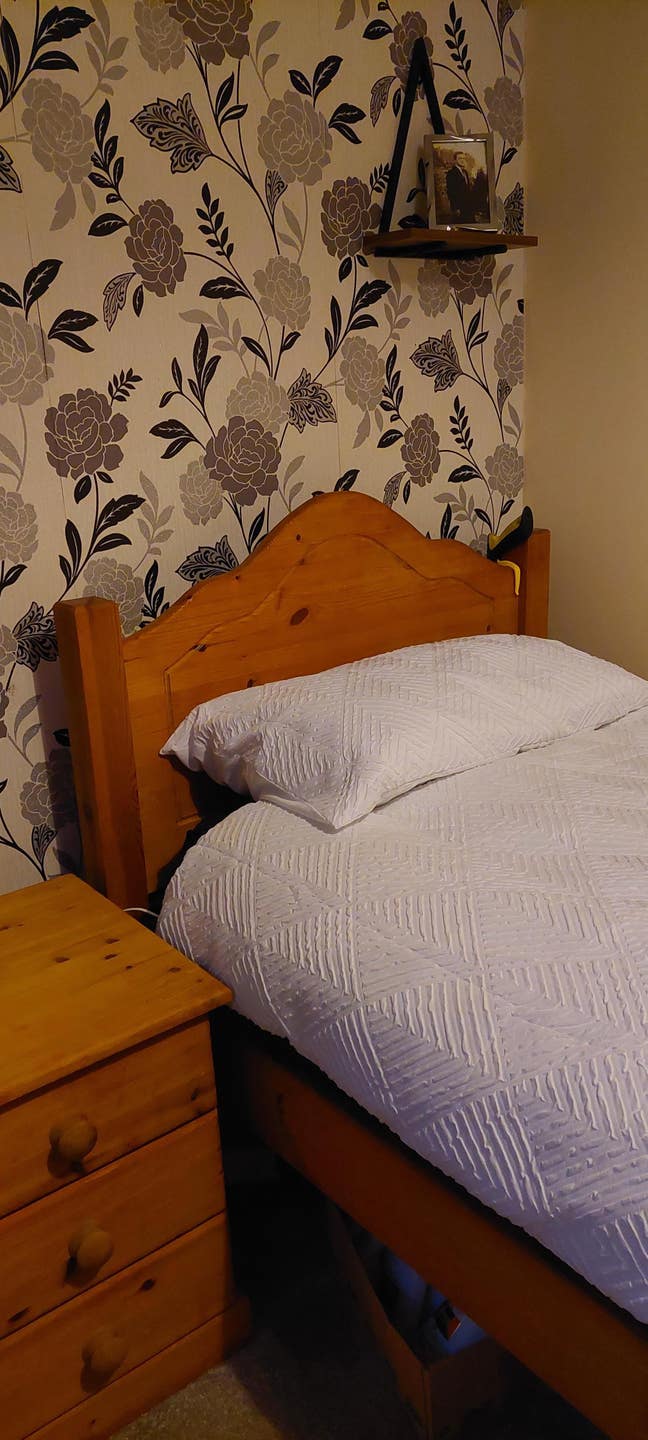 Single room in quiet family home  Main Photo