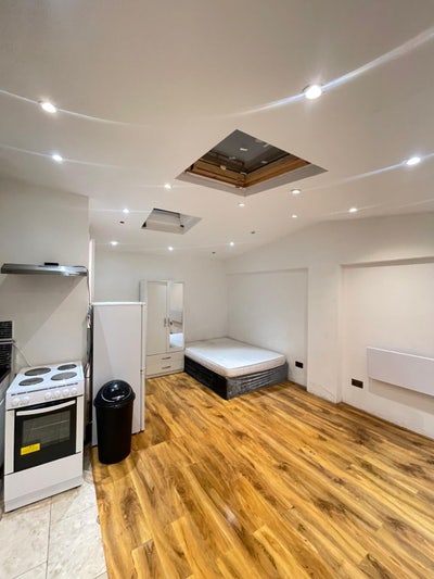 ✨🔥 Studio Flat with Garden – Hackbridge / Mitcham  Main Photo