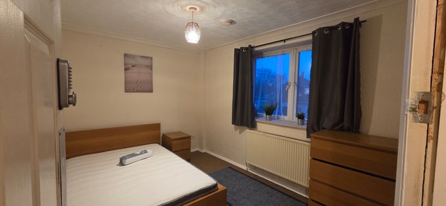 Beautiful light, large double bedroom Main Photo