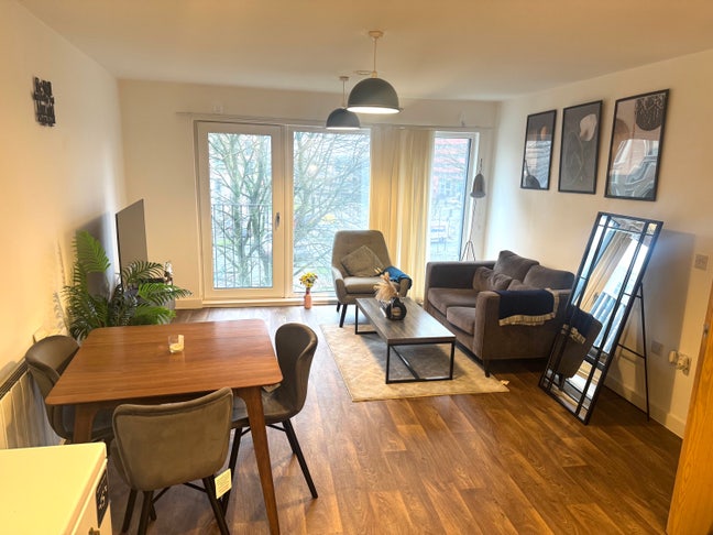 Female needed -  spacious 2 bedroom apartment Main Photo