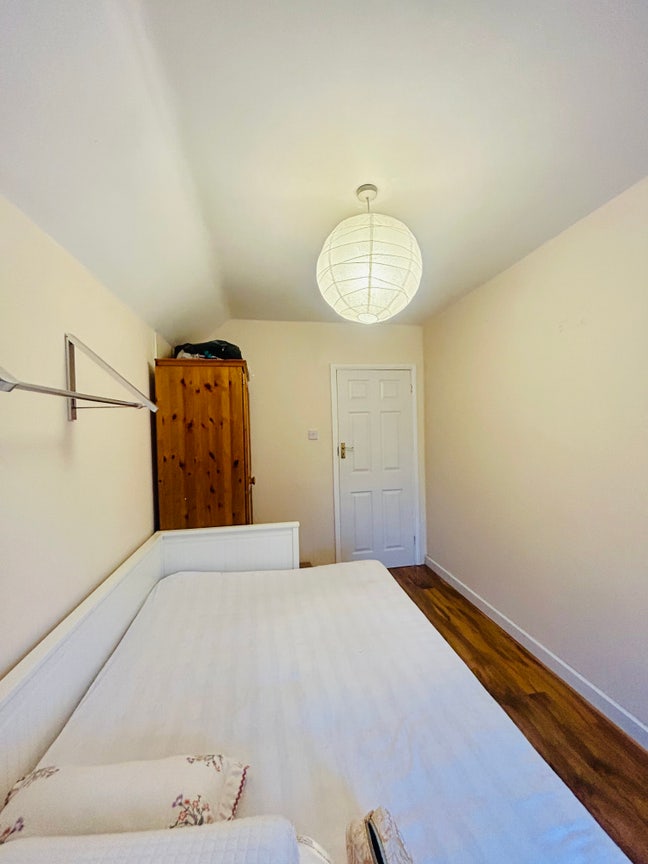 Rooms in spacious house  Main Photo