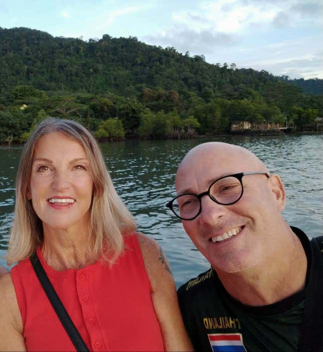 Couple looking for summer  let Main Photo