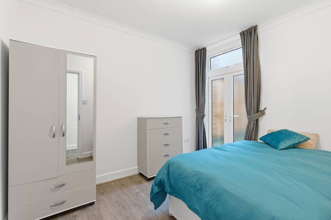 3 Double Bedroom Garden Flat Main Photo