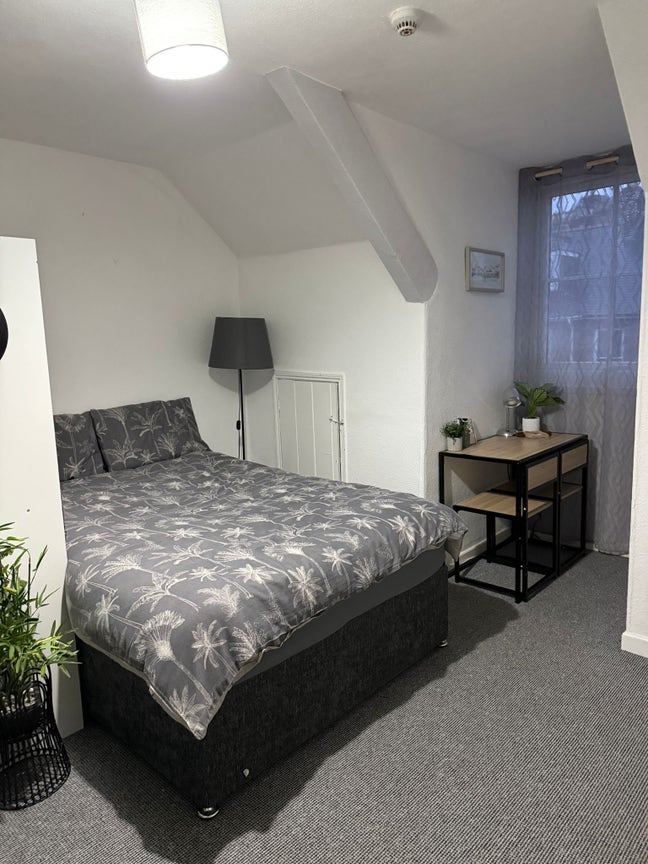 Bedsit room with kitchenette Main Photo