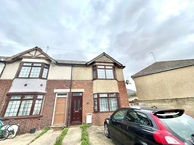 Spare room in a 3 bedroom house  Main Photo