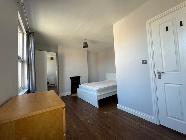 Large, furnished Double Rooms Available 📍 Main Photo