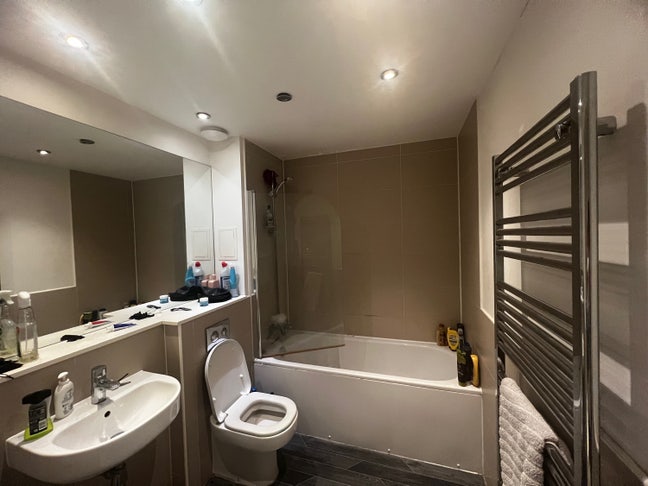 Spacious single room furnished Main Photo