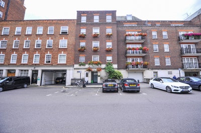 Spacious One Bedroom Flat in Reeves Mews Mayfair Main Photo