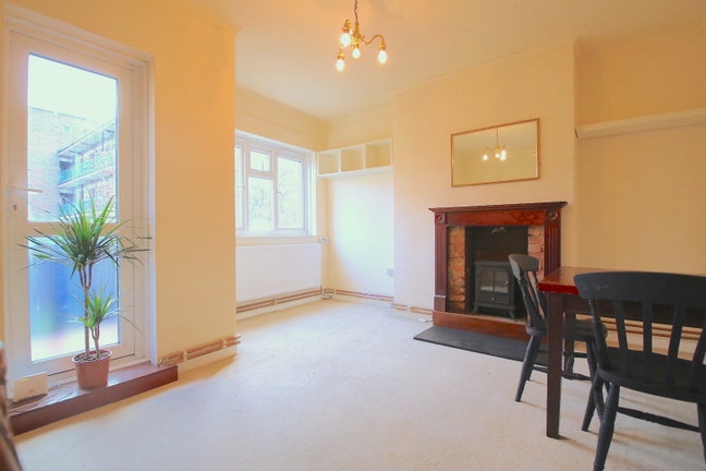 Recently Refurbished 2 Bedroom Flat - Great Loc Main Photo