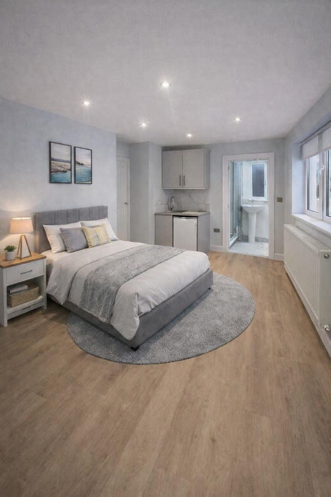 Newly Refurbished Double Bedroom Ensuites  Main Photo