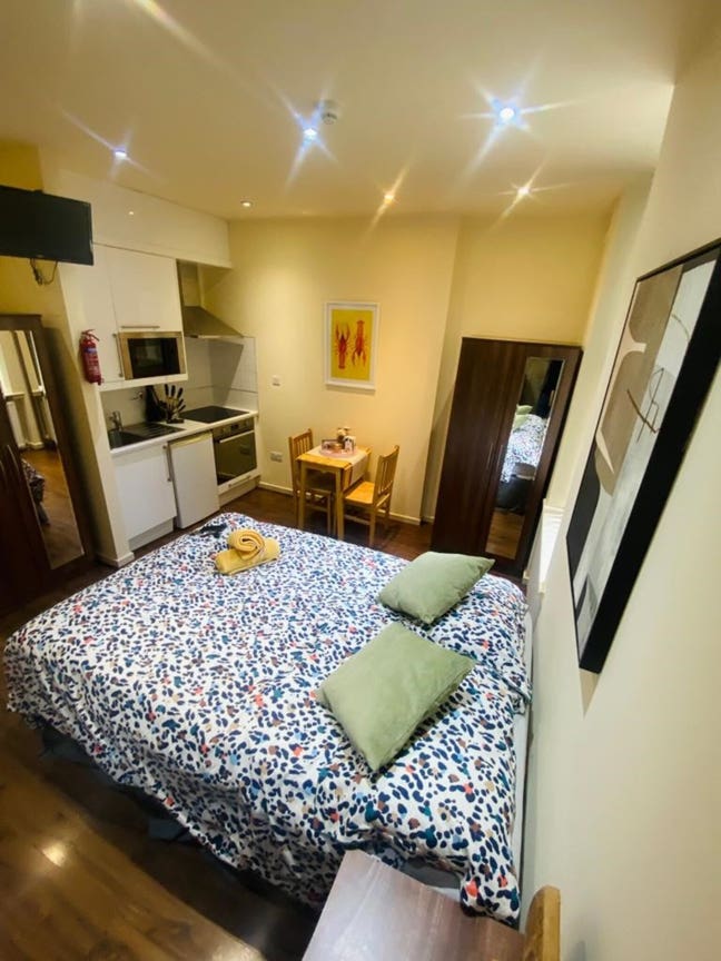 A Lovely Studio in Queen's Park-Have a Look! Main Photo