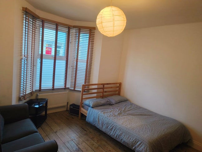 Big room in Bedminster, all bills inc no deposit Main Photo