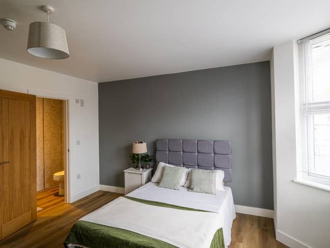 Stunning Ensuite Rooms in Spacious, Modern Home Main Photo