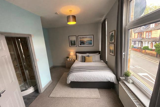 Fully Furnished Double En-Suite Room in Shared Hou Main Photo