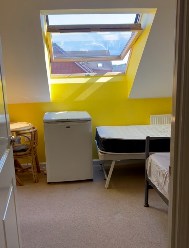 Single room in a shared house Main Photo