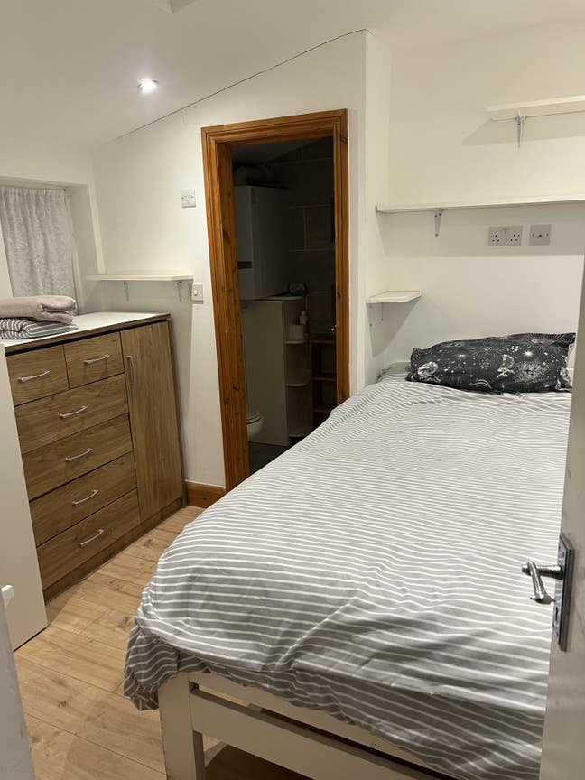 A cosy ensuite room in Isleworth. Main Photo