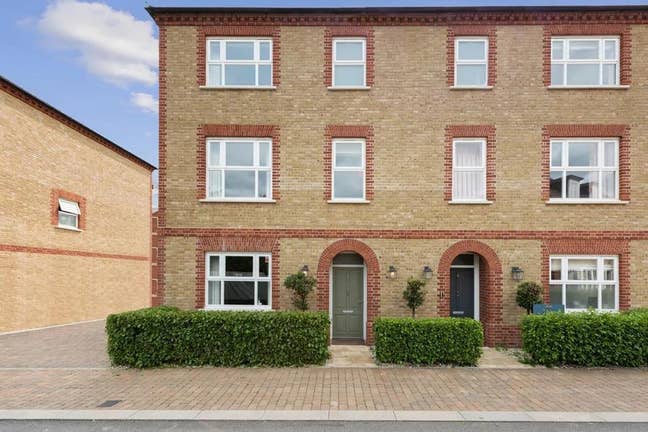 Whole 4 Bed House with Garage, Garden Main Photo