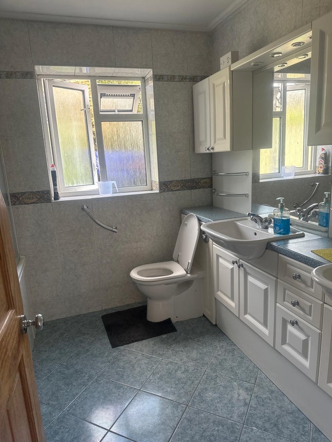 King size room for rent  Main Photo