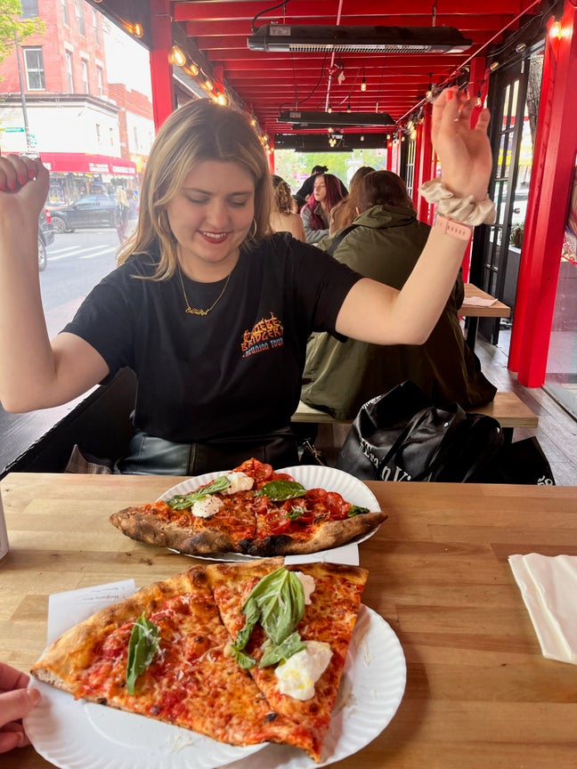 Sociable easy going  30 F looking for double room Main Photo