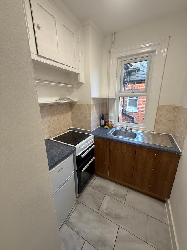 Spacious studio flat Main Photo