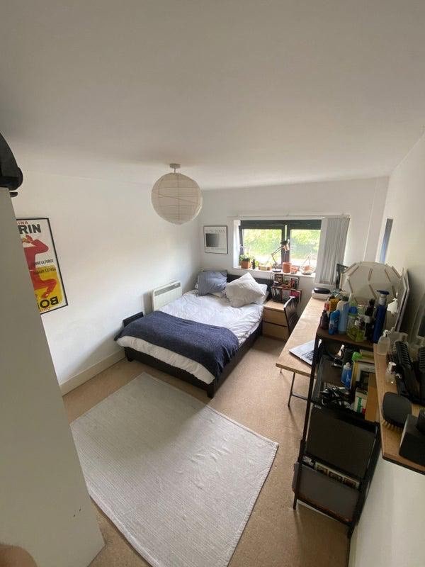 Large Double Room Canalside on Broadway Market Main Photo