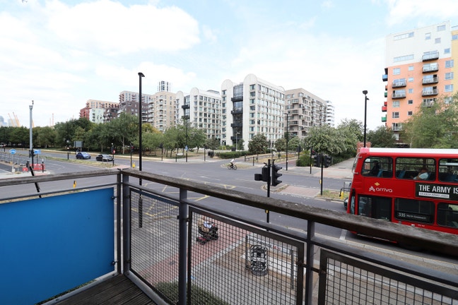 🏙️ 2 Rooms + Balcony | North Greenwich | Couple Main Photo