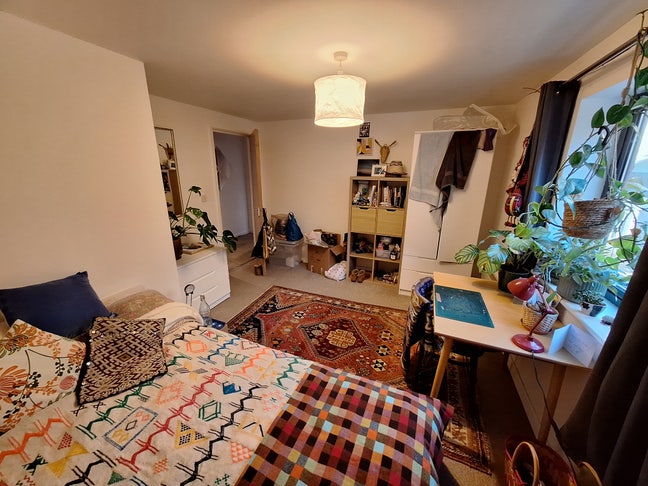 Double Room W Private Bathroom in Calm, Tidy Home Main Photo