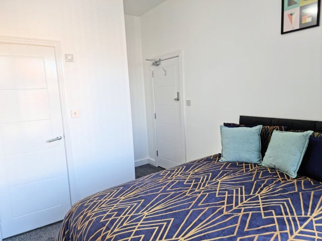 ** New Modern En Suite Rooms - All Bills Included! Main Photo