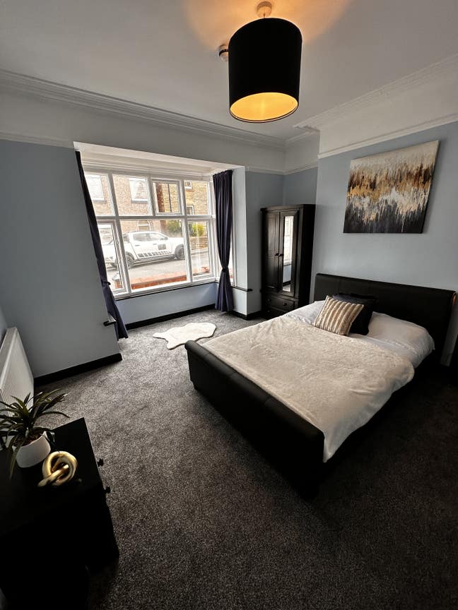 Large En-suite Room Quiet street Town centre  Main Photo