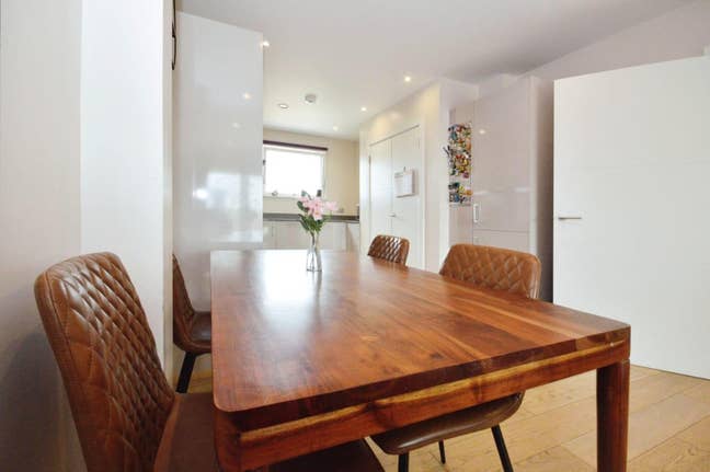 Luxury Three Bedroom Apartment Bills Included Main Photo