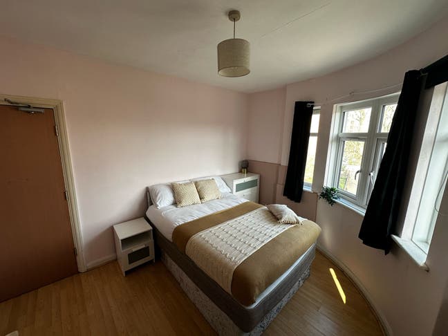 Double Room Available – Bush Road, SE8 Main Photo