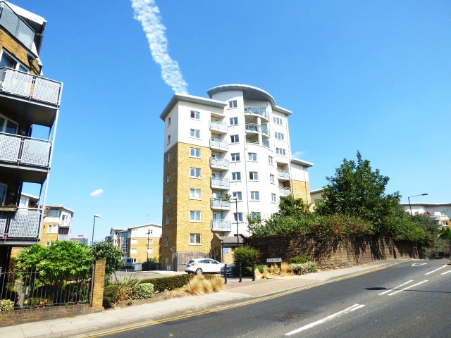 Luxury 2 bed, 2 bath with Balcony, Parking, Bow E3 Main Photo
