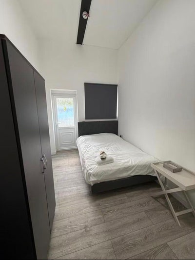 Studio Flat in  Edgware (HA8) Main Photo