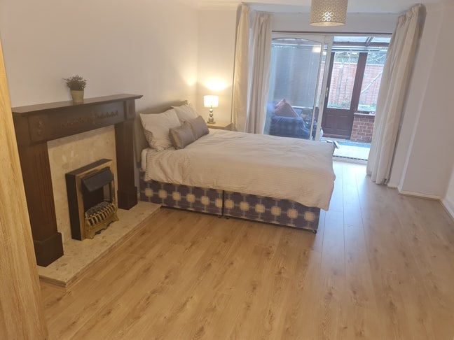  1 Large  Dble room, &pound;830 pcm Nr. BP HQ TW16 7RF Main Photo