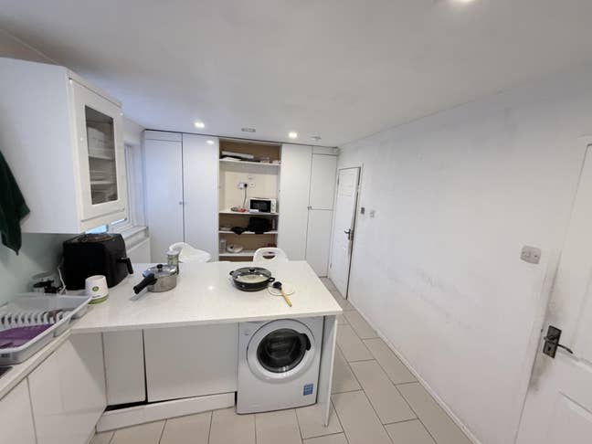 Decent room in lovely 3 bedroom house Main Photo