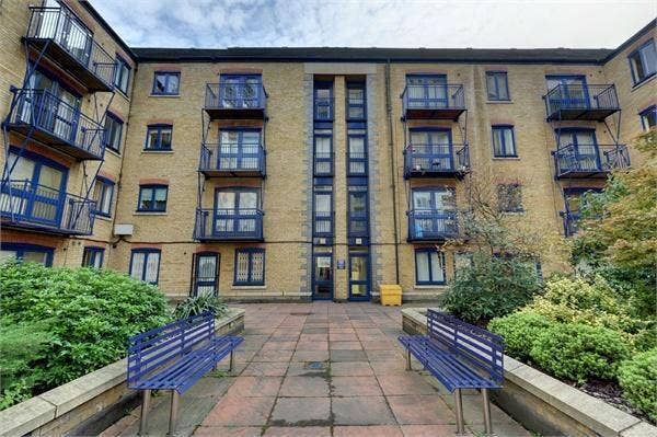 1 Double | 3Bed | 0 Minutes walk to Crossharbour Main Photo