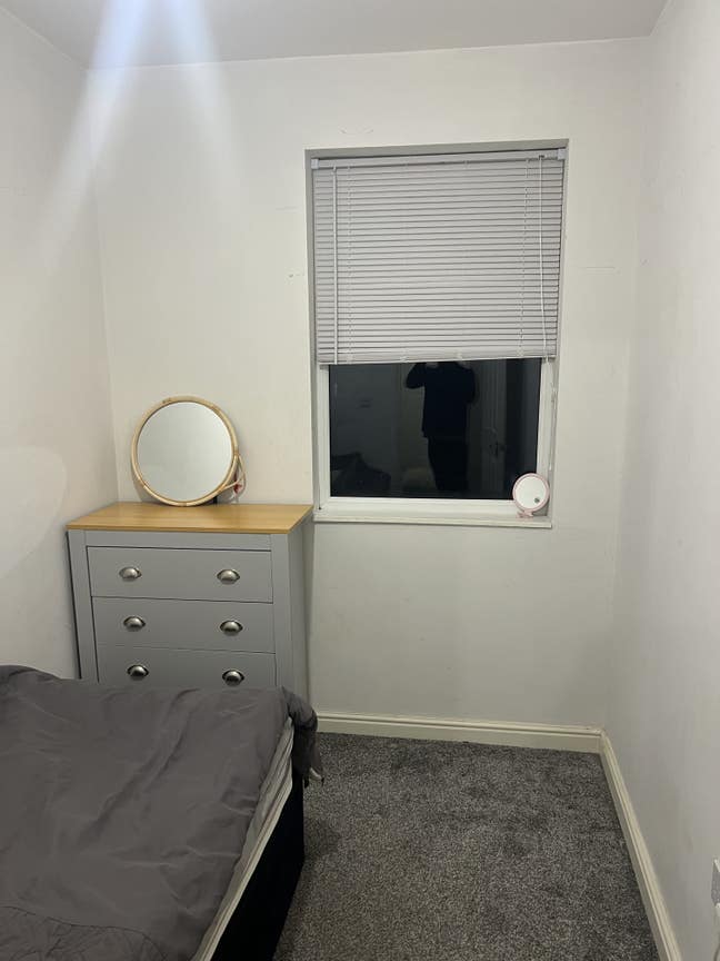 Clean Single bedroom in a well maintained house Main Photo