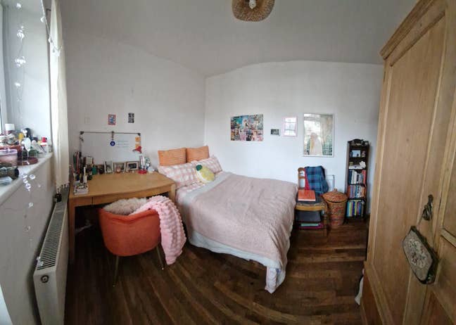 Double room in large flat with garden Main Photo